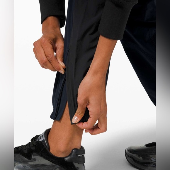 Lululemon Evergreen Track Pant in True Navy / Black Size 8 - Picture 4 of 10